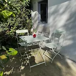 Maisonnette Dans Jardin Partage * Bois-Colombes